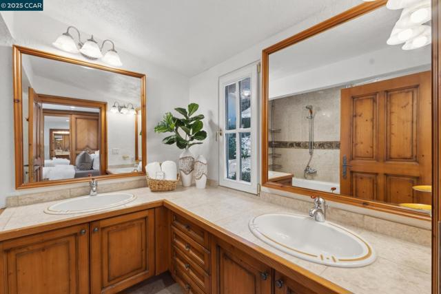 40 Las Palomas, Orinda CA: https://media.crmls.org/mediaz/fb6dfe67-53d0-4aed-95ce-780d985cc196.jpg