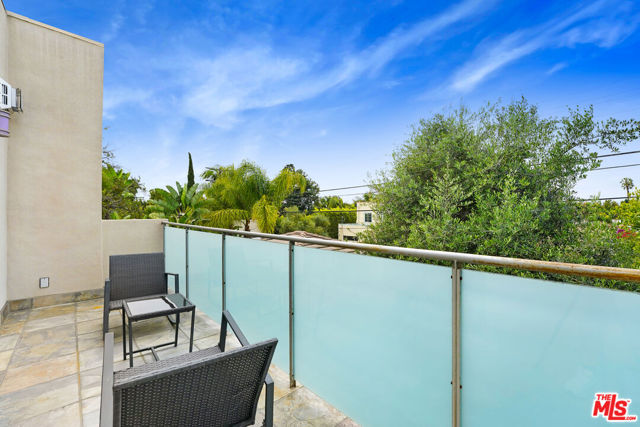 841 N Crescent Heights Boulevard, Los Angeles CA: https://media.crmls.org/mediaz/fb6e605c-b01c-420f-9986-20dec27d0af7.jpg