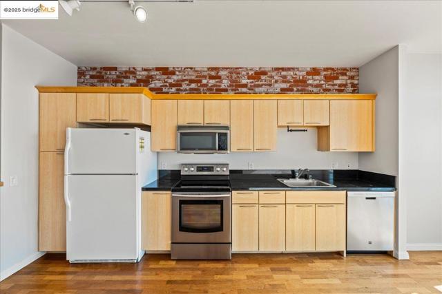 1 Lakeside Dr, Oakland CA: https://media.crmls.org/mediaz/fb6effaf-5ccf-4241-88d3-8930a3f164d1.jpg