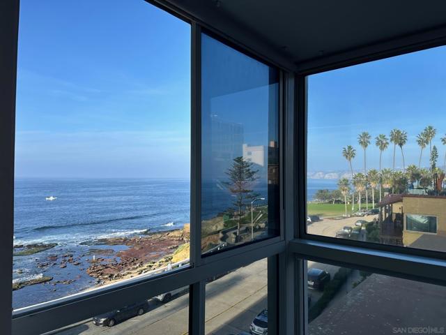 939 Coast Blvd, La Jolla CA: https://media.crmls.org/mediaz/fb6f5277-33e5-4899-aa26-f69c571065ae.jpg