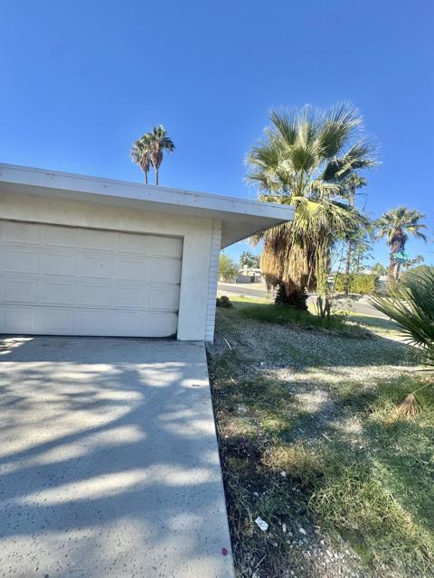 995 E Chia Road, Palm Springs CA: https://media.crmls.org/mediaz/fb6fe4ee-3dd2-4346-84b4-cc091b390e2f.jpg