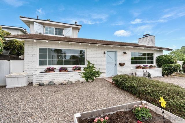 4154 Hill St, San Diego CA: https://media.crmls.org/mediaz/fb6feb44-c172-426e-a3eb-11b397e2ccf3.jpg