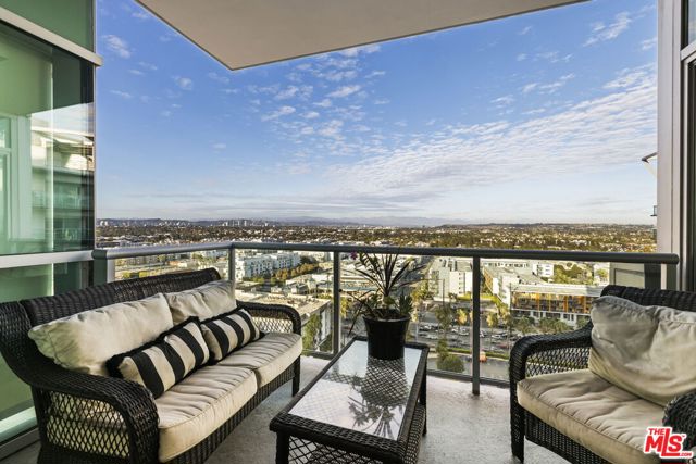 13650 Marina Pointe Drive, Marina del Rey CA: https://media.crmls.org/mediaz/fb702a27-75da-4572-a3bc-a71ba2aac930.jpg