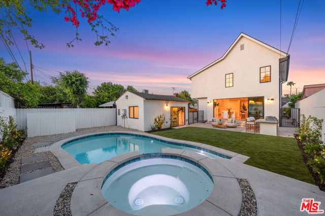 4949 Sancola Avenue, Toluca Lake CA: https://media.crmls.org/mediaz/fb71fe52-94a9-482b-93ef-737097a2f62c.jpg