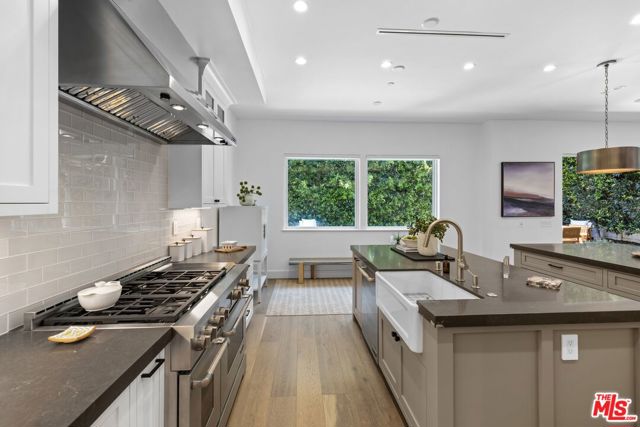 2590 Amherst Avenue, Los Angeles CA: https://media.crmls.org/mediaz/fb725692-83e1-4565-9573-1806a9c7da33.jpg