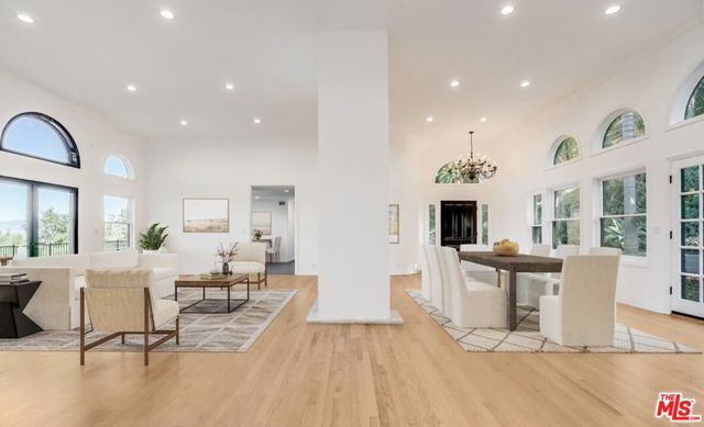 15851 Mulholland Place, Los Angeles CA: https://media.crmls.org/mediaz/fb728b2b-a393-44ef-b31f-8b1749e0c3e2.jpg
