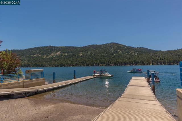 12255 Sierra Dr, Truckee CA: https://media.crmls.org/mediaz/fb72d3b4-dcc0-464f-b1bb-42f52a9a2038.jpg