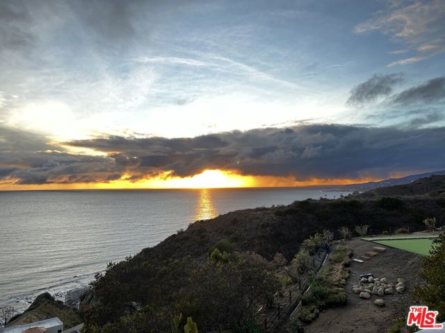 20706 Rockpoint Way, Malibu CA: https://media.crmls.org/mediaz/fb737d4a-9a12-4b3f-8b5a-5884b2565590.jpg