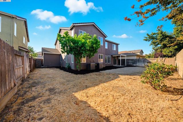 775 Sweetwood Ln, Patterson CA: https://media.crmls.org/mediaz/fb738bf0-3b36-4d7a-9cba-9445252d43f4.jpg