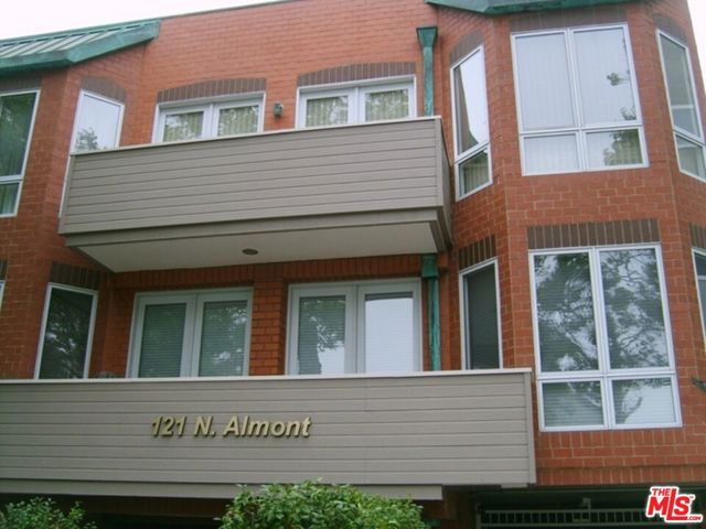 121 N Almont Drive, Beverly Hills CA: https://media.crmls.org/mediaz/fb73b075-e92a-4ac0-92ce-04e4e820b2d9.jpg