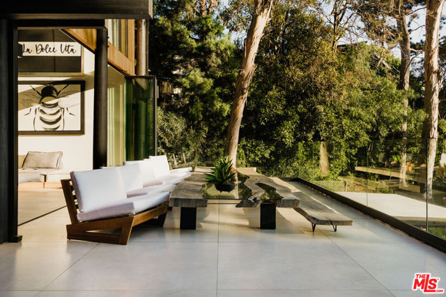 1509 Amalfi Drive, Pacific Palisades CA: https://media.crmls.org/mediaz/fb7444e6-e4c7-4a5e-a674-583dd591bb05.jpg