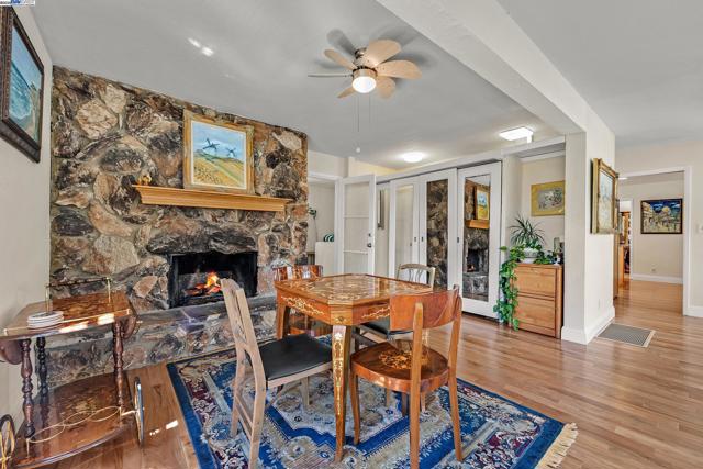 1923 Green Valley Rd, Alamo CA: https://media.crmls.org/mediaz/fb74c567-2075-4132-8fb9-cced4e2b5b06.jpg
