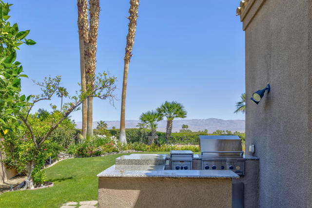 73042 Galleria Court, Palm Desert CA: https://media.crmls.org/mediaz/fb754029-4cc8-40fe-bf19-df17d573a4c2.jpg