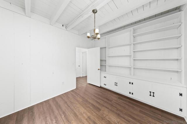 7520 Hillside Dr, La Jolla CA: https://media.crmls.org/mediaz/fb75f773-abc7-4ffe-9a4a-f995fdbe8bf1.jpg