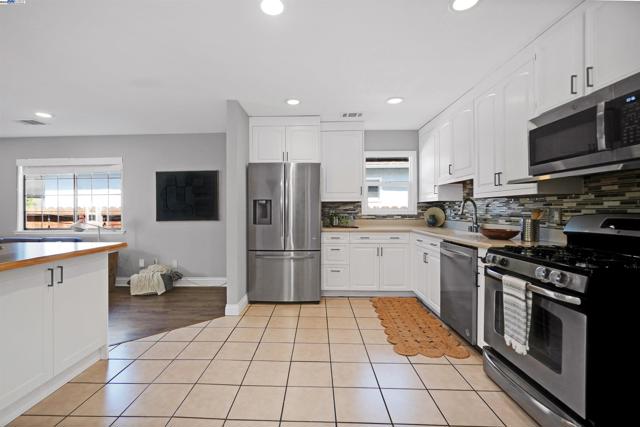 17303 Via Andeta, San Lorenzo CA: https://media.crmls.org/mediaz/fb76c8b5-2462-4c29-8438-fcbbed145d9c.jpg