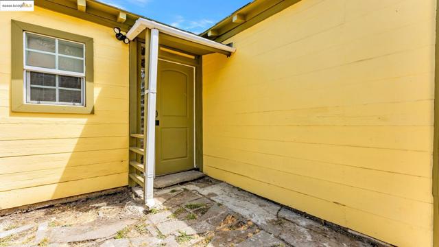 528 LA PRENDA DRIVE, Oakland CA: https://media.crmls.org/mediaz/fb7843c9-d01e-4023-91b5-d39801c85b40.jpg