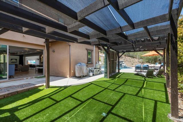 543 Ledge Street, San Marcos CA: https://media.crmls.org/mediaz/fb7939a7-6aa8-47a4-9346-6888f9f8589e.jpg