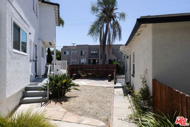 4002 W Adams Boulevard, Los Angeles CA: https://media.crmls.org/mediaz/fb7a628b-3d53-42c4-8121-590993e89be5.jpg