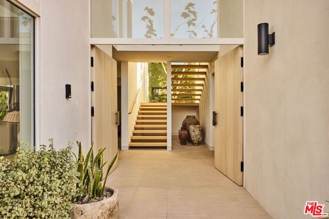 23515 Malibu Colony Road, Malibu CA: https://media.crmls.org/mediaz/fb7b0c80-e73b-4ce9-bcf9-eb8218f195ca.jpg