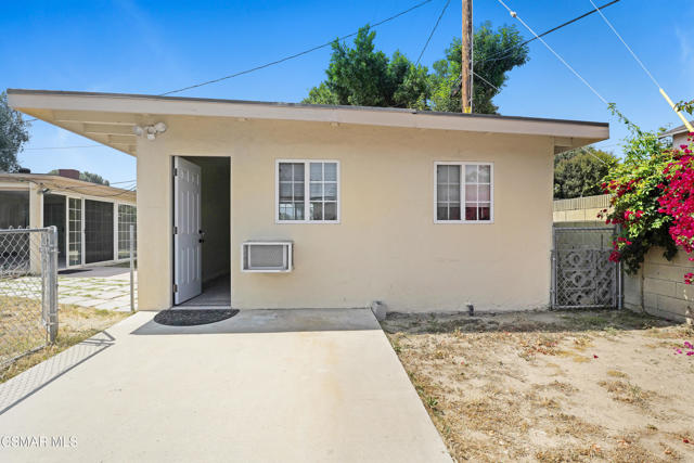 2391 Heather Street, Simi Valley CA: https://media.crmls.org/mediaz/fb7b214f-a519-4d85-b420-7ae088fda6e6.jpg