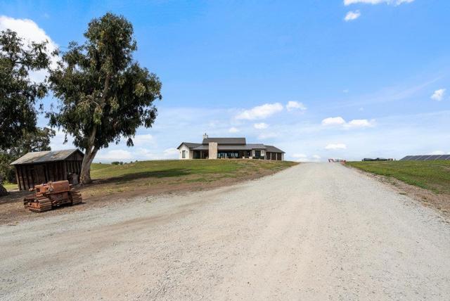 3000 Coppa Court, Hollister CA: https://media.crmls.org/mediaz/fb7b2255-3529-4035-ad65-ea493178c25b.jpg