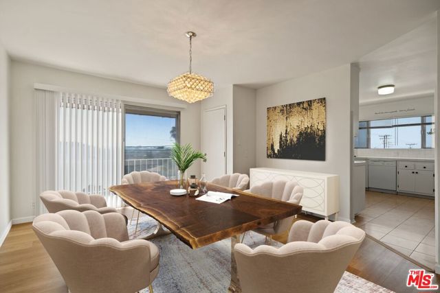 5804 S kings Road, Los Angeles CA: https://media.crmls.org/mediaz/fb7d4503-0f58-4e0c-8b16-7c54a8327b0c.jpg
