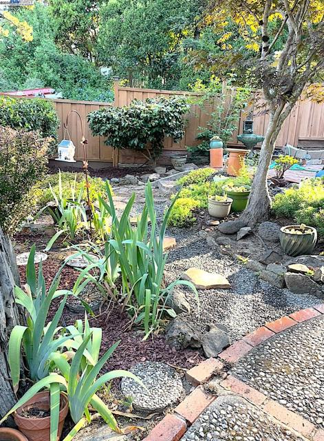 2863 Burton Dr, Oakland CA: https://media.crmls.org/mediaz/fb7dbbf0-bcb7-400f-a304-d321eb5c9e9a.jpg