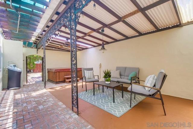 309 11 E Ave, Coronado CA: https://media.crmls.org/mediaz/fb7dfacb-5915-4d36-9c88-b8e3f23b1812.jpg