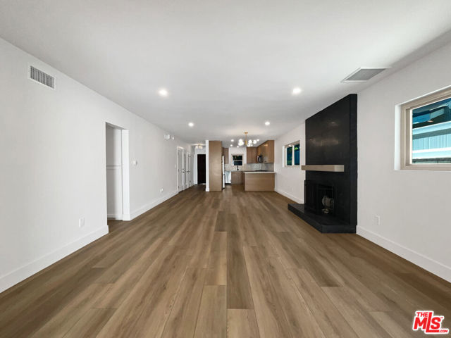 5736 Vantage Avenue, Valley Village CA: https://media.crmls.org/mediaz/fb7e2f15-f4ba-4d65-8e69-f4565dee00a6.jpg