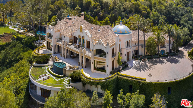 10066 Cielo Drive, Beverly Hills CA: https://media.crmls.org/mediaz/fb7e4f00-2292-4ebb-9e5d-a53db848a31f.jpg