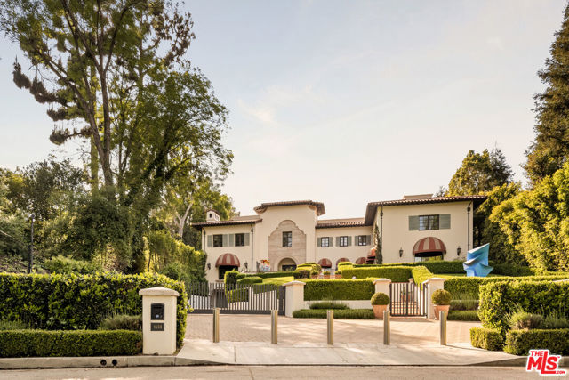 4009 Valley Meadow Road, Encino CA: https://media.crmls.org/mediaz/fb7e7c9d-4c0e-4057-a994-8f3f0bbdd683.jpg