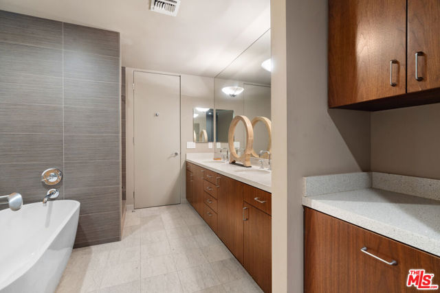 2207 Bowmont Drive, Beverly Hills CA: https://media.crmls.org/mediaz/fb7e99ba-1ec3-4868-b4b8-bcaa5c7c8a71.jpg