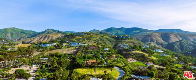 6435 Meadows Court, Malibu CA: https://media.crmls.org/mediaz/fb7f017f-b7fc-4280-8ef3-5f3dfb423c33.jpg