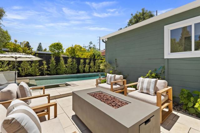 2061 Oakley Avenue, Menlo Park CA: https://media.crmls.org/mediaz/fb7f73e6-e814-4821-8b6e-b2f3902e2476.jpg