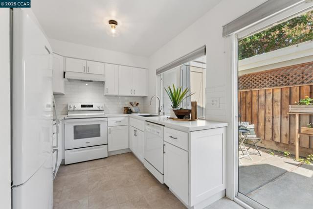 136 Garden Creek Pl, Danville CA: https://media.crmls.org/mediaz/fb8010c9-fdad-4401-b890-ef092d09e948.jpg