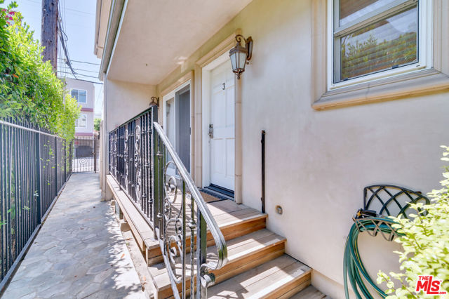 3005 Grand Canal Court, Venice CA: https://media.crmls.org/mediaz/fb8050ff-839b-433c-b5c3-6776d998c287.jpg