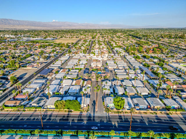 88 Dunes Circle, Cathedral City CA: https://media.crmls.org/mediaz/fb819fd3-ff80-496e-90dc-11ef5a5486ba.jpg