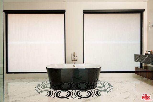 4049 Coldwater Canyon Avenue, Studio City CA: https://media.crmls.org/mediaz/fb81d5b9-2d45-4a54-8c7f-188db985ac09.jpg