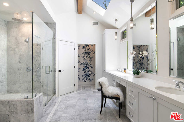342 N Citrus Avenue, Los Angeles CA: https://media.crmls.org/mediaz/fb81fb4b-587e-4cf8-8659-936b97b4cdc8.jpg