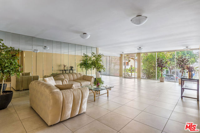14506 Benefit Street, Sherman Oaks CA: https://media.crmls.org/mediaz/fb8278e1-2d22-4c0a-a82c-9788721d3d9c.jpg