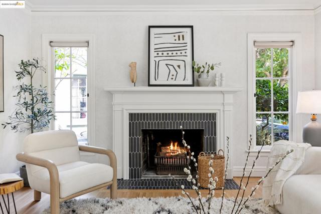 924 Trestle Glen Rd, Oakland CA: https://media.crmls.org/mediaz/fb830752-3cc9-44c7-8df6-f138bbdef4b5.jpg