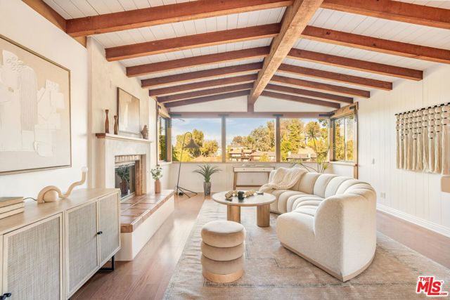 5108 Escobedo Drive, Woodland Hills CA: https://media.crmls.org/mediaz/fb83d243-959d-469c-9f0f-1fad4d985d3c.jpg