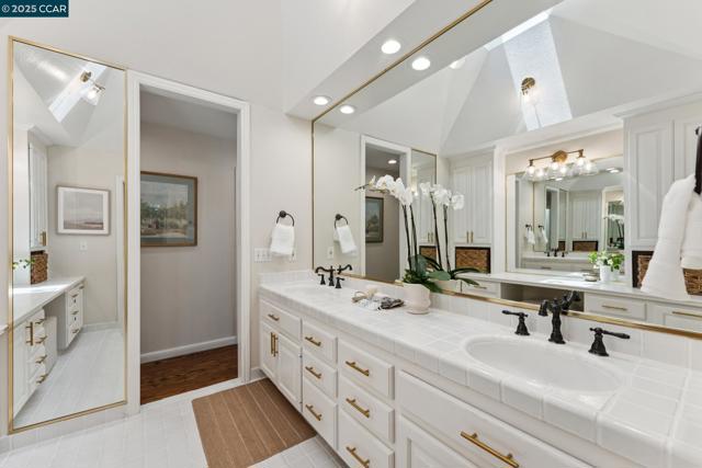 645 Los Palos Dr, Lafayette CA: https://media.crmls.org/mediaz/fb858067-9a94-4685-a65f-2f914e24cf49.jpg