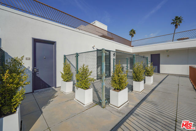 5800 Harold Way, Los Angeles CA: https://media.crmls.org/mediaz/fb858b12-cb51-4702-b499-41c2933e6838.jpg