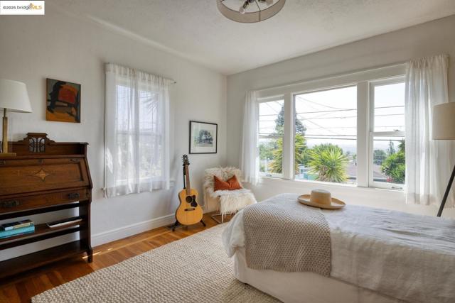 2901 Monticello AVE, Oakland CA: https://media.crmls.org/mediaz/fb85950f-d047-4f8e-a074-813b6e0bbc8c.jpg