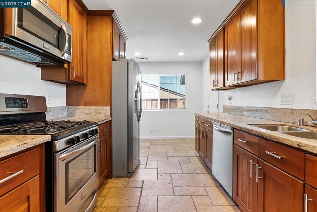 2425 Jerilynn Dr, Concord CA: https://media.crmls.org/mediaz/fb869040-cad0-4677-9458-b58b4118b613.jpg