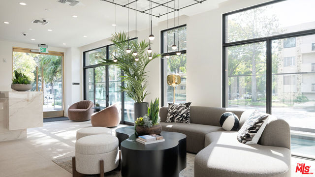 425 N Palm Drive, Beverly Hills CA: https://media.crmls.org/mediaz/fb869795-fa9b-4b08-9959-f151dde1cf4d.jpg