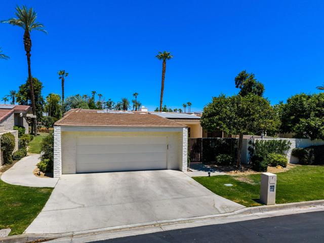 75768 Valle Vista Drive, Indian Wells CA: https://media.crmls.org/mediaz/fb877c42-4372-4e02-823a-d52b2f17243a.jpg