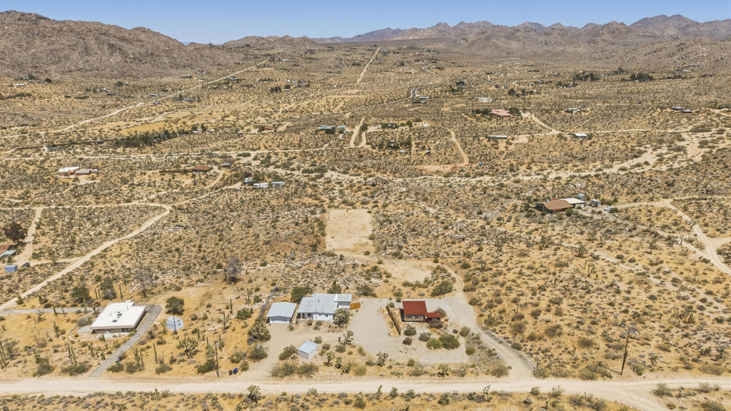 https://media.crmls.org/mediaz/fb8845a4-35a1-436e-9f0b-93a27afba956.jpg?preset=X-Large