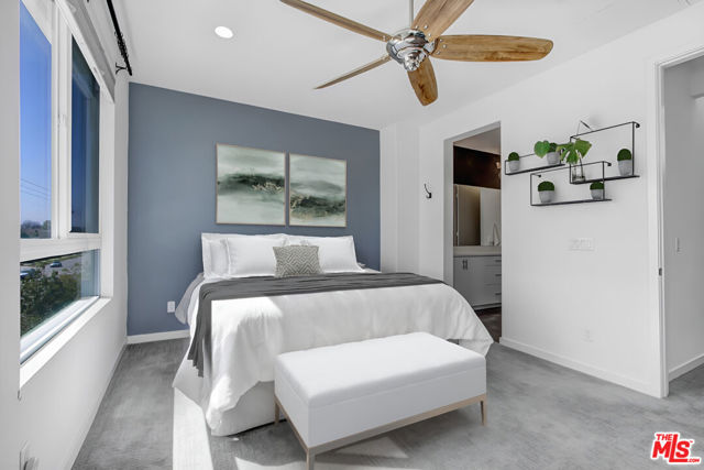 13135 Victory Boulevard photo 6